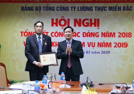 Đồng chí Phạm Tấn Công - Phó Bí thư Thường trực Đảng ủy Khối Doanh nghiệp Trung ương tặng Kỷ niệm chương Vì sự nghiệp Dân vận cho đồng chí Nguyễn Đức Sơn - Phó Bí thư Đảng ủy Vinafood1