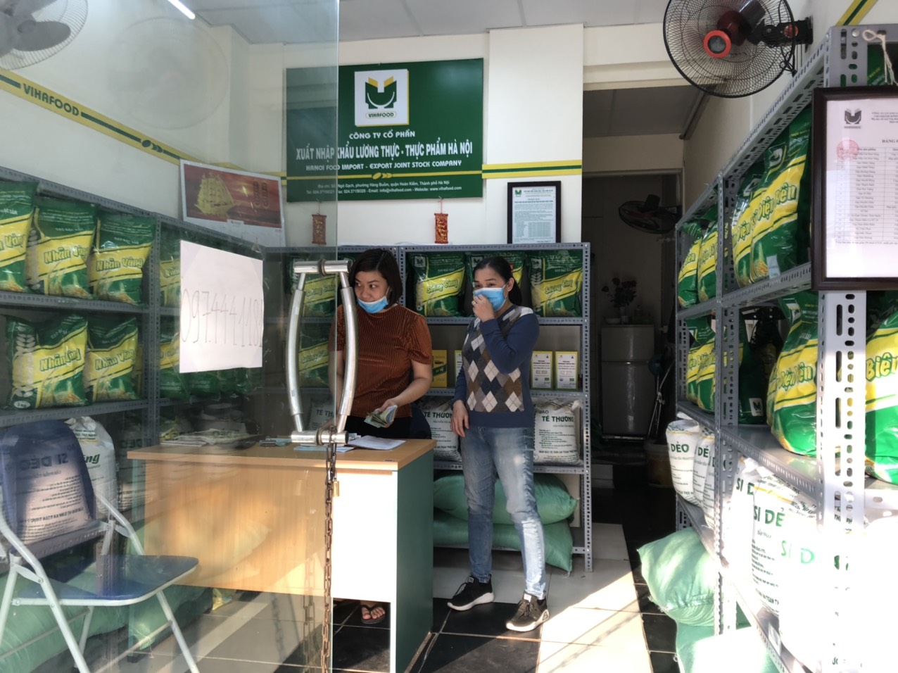 Tất cả các địa điểm bán gạo của Tổng công ty trên địa bàn thành phố Hà Nội mở của đến 23h.