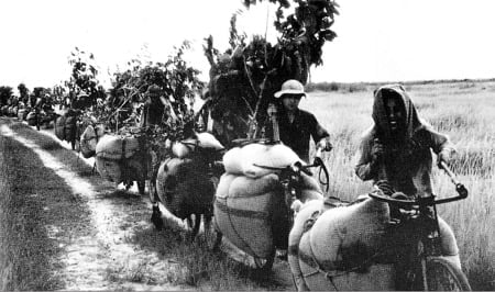 Giai đoạn 1955 - 1975, miền Bắc trở thành hậu phương lớn, gồng mình trong khói bom của chiến tranh phá hoại để lo cho miền Nam ruột thịt. Ảnh tư liệu.